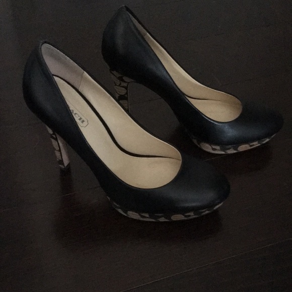 Black Coach pumps gently used size 6 - Picture 2 of 3